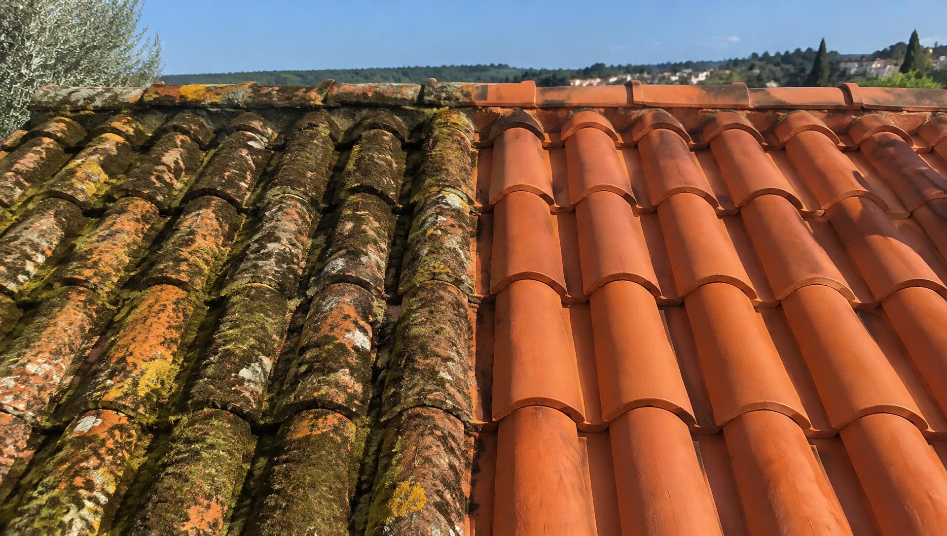 Toiture en tuiles rouges à moitié nettoyée en Occitanie